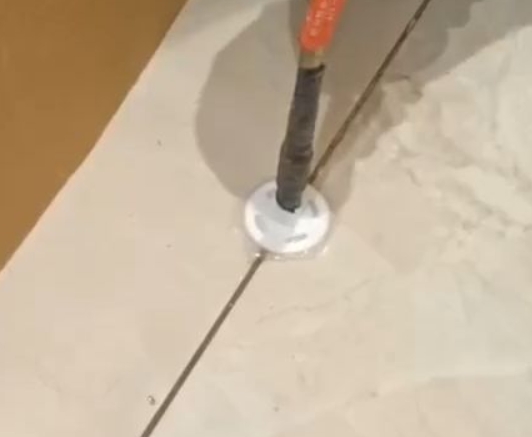 涪陵瓷砖空鼓维修公司专业解答瓷砖在铺贴过程中，如果没有涂抹均匀到位的粘结材料（如水泥砂浆或瓷砖胶），可能会导致以下问题
