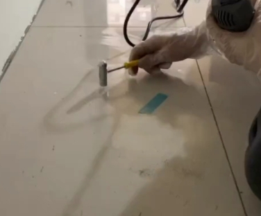 涪陵瓷砖开裂维修公司专业分享瓷砖在铺贴前如果没有沥干水分，将会导致以下问题